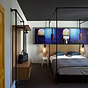 Dans les chambres, une toile tendue sur une structure métallique et imprimée d’une vue panoramique du site de Tour et Taxis, palais des congrès et centre d’expositions à Bruxelles, installés dans des anciens entrepôts et bureaux rénovés. Lampe baladeuse May Day, création Konstantin Grcic pour Flos. Dans les chambres, une toile tendue sur une structure métallique et imprimée d’une vue panoramique du site de Tour et Taxis, palais des congrès et centre d’expositions à Bruxelles, installés dans des anciens entrepôts et bureaux rénovés. Lampe baladeuse May Day, création Konstantin Grcic pour Flos.