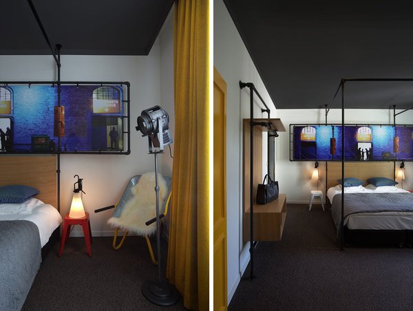 Dans les chambres, une toile tendue sur une structure métallique et imprimée d’une vue panoramique du site de Tour et Taxis, palais des congrès et centre d’expositions à Bruxelles, installés dans des anciens entrepôts et bureaux rénovés. Lampe baladeuse May Day, création Konstantin Grcic pour Flos.