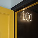 Un ton de jaune électrique souligne tous les espaces tandis que les salles de bains jouent la carte du noir et blanc. Un ton de jaune électrique souligne tous les espaces tandis que les salles de bains jouent la carte du noir et blanc.