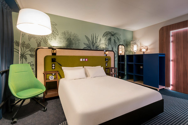 Un dressing à étagères et tringles coulissantes permet un accès facile aux vêtements.