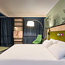 L’écran de la télévision est positionné sur un panneau pivotant à 180 °.