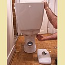 Etape 1 : monter le réservoir sur la cuvette. Etape 1 : monter le réservoir sur la cuvette.