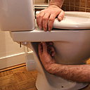 Etape 2 : monter l’abattant sur la cuvette. Etape 2 : monter l’abattant sur la cuvette.