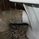 Etape 4 : présenter la sortie horizontale du WC dans le tuyau d’évacuation et enfoncer au plus loin. Aligner le WC en fonction de l’axe d’évacuation et du mur. Etape 4 : présenter la sortie horizontale du WC dans le tuyau d’évacuation et enfoncer au plus loin. Aligner le WC en fonction de l’axe d’évacuation et du mur.