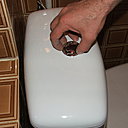 Etape 7 : installer le couvercle sur le réservoir. Visser le bouton poussoir. Ouvrir le robinet d’eau. Etape 7 : installer le couvercle sur le réservoir. Visser le bouton poussoir. Ouvrir le robinet d’eau.