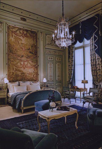 La suite Windsor du Ritz de Paris, avant rénovation, avec sa couleur bleue emblématique.