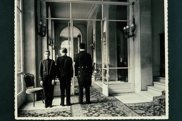 Le hall du Ritz de Paris avec ses grooms portant l’uniforme de la maison, début XXème siècle.