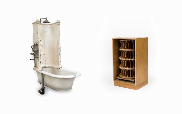 A gauche, la première baignoire du Ritz de Paris, estimée entre 800 € et 1200 €. A droite, casier de concierge du Ritz à Paris, estimé entre 300 € et 500 €.