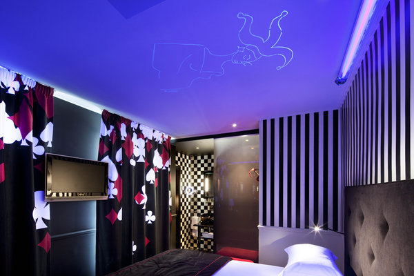 Dans la chambre Joker, Stella repris les codes graphiques des cartes à jouer. Une femme Joker, dessinée de la main de la créatrice, apparaît au plafond, dans un ciel d’ultra-violet.