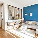 Dans cet appartement de 3 pièces, une grosse rénovation a été effectuée. La distribution a été modifiée. Les propriétaires l’avaient acquis dans le but de rénover avant de l’habiter. Sol, peinture, électricité, fenêtres… tout a été refait. Budget : 48 000 €. Chantier confié à l’architecte d’intérieur Thibault de Montmarin pour Rencontreunarchi.