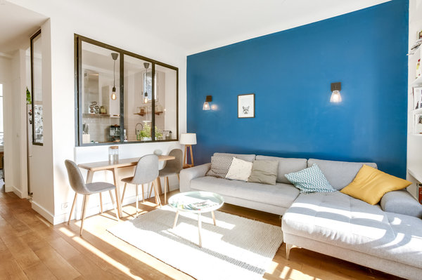 Dans cet appartement de 3 pièces, une grosse rénovation a été effectuée. La distribution a été modifiée. Les propriétaires l’avaient acquis dans le but de rénover avant de l’habiter. Sol, peinture, électricité, fenêtres… tout a été refait. Budget : 48 000 €. Chantier confié à l’architecte d’intérieur Thibault de Montmarin pour Rencontreunarchi.