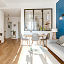 Il s’agissait aussi d’optimiser les surfaces car les 3 pièces existantes offraient des dimensions identiques et le salon était trop petit. Par conséquent, on a modifié le cloisonnement pour l’agrandir. Chantier confié à l’architecte d’intérieur Thibault de Montmarin pour Rencontreunarchi.