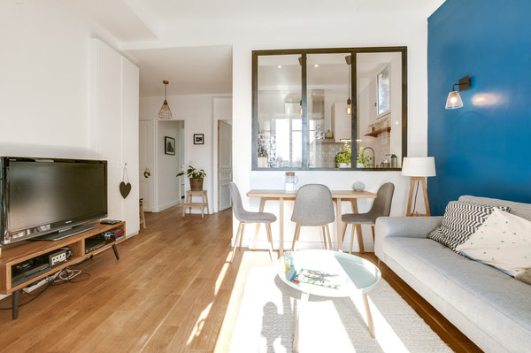 Il s’agissait aussi d’optimiser les surfaces car les 3 pièces existantes offraient des dimensions identiques et le salon était trop petit. Par conséquent, on a modifié le cloisonnement pour l’agrandir. Chantier confié à l’architecte d’intérieur Thibault de Montmarin pour Rencontreunarchi.