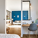 Un petit coin bureau a été installé dans la chambre. Chantier confié à l’architecte d’intérieur Thibault de Montmarin pour Rencontreunarchi.