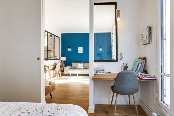 Un petit coin bureau a été installé dans la chambre. Chantier confié à l’architecte d’intérieur Thibault de Montmarin pour Rencontreunarchi.