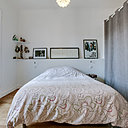 Au-dessus du lit, des étagères de rangement et un grand rideau pour cacher le dressing. Chantier confié à l’architecte d’intérieur Thibault de Montmarin pour Rencontreunarchi.