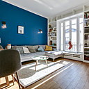 L’architecte a préconisé un mur de couleur dans le salon pour donner de la profondeur et sculpter l’espace. Chantier confié à l’architecte d’intérieur Thibault de Montmarin pour Rencontreunarchi.