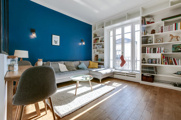 L’architecte a préconisé un mur de couleur dans le salon pour donner de la profondeur et sculpter l’espace. Chantier confié à l’architecte d’intérieur Thibault de Montmarin pour Rencontreunarchi.