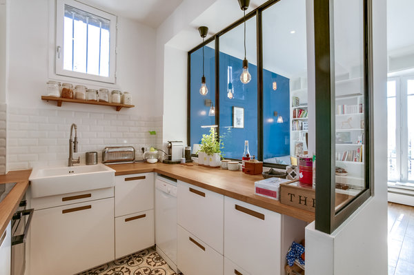 Après inversion de la cuisine avec la salle de bains, la verrière a été mise en place pour apporter de la lumière à cette pièce complètement transformée. Chantier confié à l’architecte d’intérieur Thibault de Montmarin pour Rencontreunarchi.