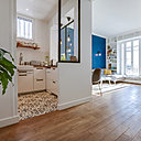 Lors de cette rénovation, la bibliothèque qui encadre la fenêtre a été réalisée sur mesure. L’architecte d’intérieur a aussi travaillé sur la décoration en donnant quelques conseils. Dans cette ferme, la rénovation s’est faite en deux temps et sur du long terme. Chantier confié à l’architecte d’intérieur Thibault de Montmarin pour Rencontreunarchi.