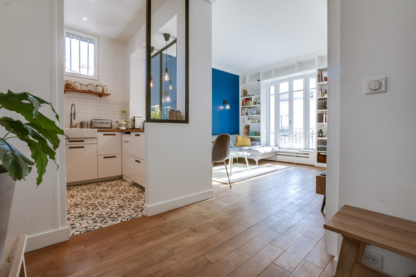Lors de cette rénovation, la bibliothèque qui encadre la fenêtre a été réalisée sur mesure. L’architecte d’intérieur a aussi travaillé sur la décoration en donnant quelques conseils. Dans cette ferme, la rénovation s’est faite en deux temps et sur du long terme. Chantier confié à l’architecte d’intérieur Thibault de Montmarin pour Rencontreunarchi.