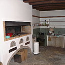 Avant, une ancienne ferme à la cuisine rustique comme son bâtiment. Chantier confié à l’architecte d’intérieur Thibault de Montmarin pour Rencontreunarchi.
