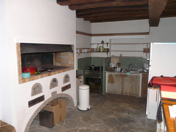 Avant, une ancienne ferme à la cuisine rustique comme son bâtiment. Chantier confié à l’architecte d’intérieur Thibault de Montmarin pour Rencontreunarchi.