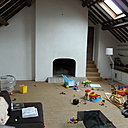 Avant, une ancienne salle de jeu polyvalente sous la poutraison, sans structuration ni rangement. Chantier confié à l’architecte d’intérieur Thibault de Montmarin pour Rencontreunarchi.