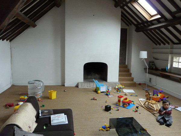 Avant, une ancienne salle de jeu polyvalente sous la poutraison, sans structuration ni rangement. Chantier confié à l’architecte d’intérieur Thibault de Montmarin pour Rencontreunarchi.