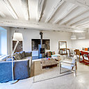 Nouvelle identité, nouvelle fonction et nouvelle image, voici une ancienne ferme de 150 m² devenue une vraie maison familiale et élégante. Ici le séjour avec salon et salle à manger. Chantier confié à l’architecte d’intérieur Thibault de Montmarin pour Rencontreunarchi.
