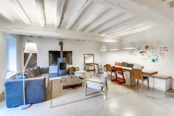 Nouvelle identité, nouvelle fonction et nouvelle image, voici une ancienne ferme de 150 m² devenue une vraie maison familiale et élégante. Ici le séjour avec salon et salle à manger. Chantier confié à l’architecte d’intérieur Thibault de Montmarin pour Rencontreunarchi.