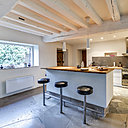 La nouvelle cuisine ouverte très contemporaine avec un sol recouvert de grandes dalles en pierre qui donnent du caractère à l’espace. Chantier confié à l’architecte d’intérieur Thibault de Montmarin pour Rencontreunarchi.