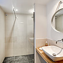 La nouvelle salle de bains avec douche à l’italienne et grès cérame imitant l’ardoise au sol. Chantier confié à l’architecte d’intérieur Thibault de Montmarin pour Rencontreunarchi.