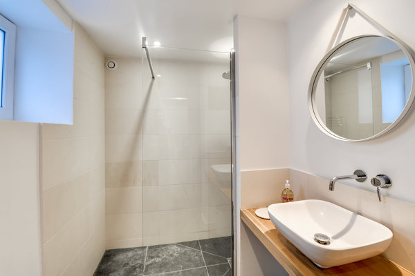 La nouvelle salle de bains avec douche à l’italienne et grès cérame imitant l’ardoise au sol. Chantier confié à l’architecte d’intérieur Thibault de Montmarin pour Rencontreunarchi.