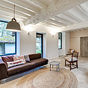 Chaque espace a été repensé. Les clients désiraient des pièces claires et simples. L’architecte Thibault de Montmarin a utilisé très peu de couleurs et de matériaux. Les murs et les poutres sont simplement peints en blanc pour créer une atmosphère très épurée. Et c'est le mobilier qui anime l'espace. Les sols sont différents en fonction des niveaux d’habitation : au rez-de-chaussée on retrouve de grandes dalles de pierre et à l'étage du parquet chêne.