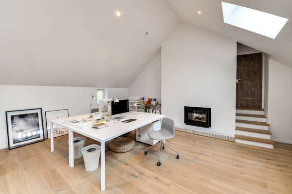 Un coin bureau design qui s’intègre parfaitement dans une pièce polyvalente. Chantier confié à l’architecte d’intérieur Thibault de Montmarin pour Rencontreunarchi.