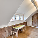 Des rangements ont été pratiqués sous les pentes du toit pour optimiser l’espace et utiliser des espaces perdus. Chantier confié à l’architecte d’intérieur Thibault de Montmarin pour Rencontreunarchi.