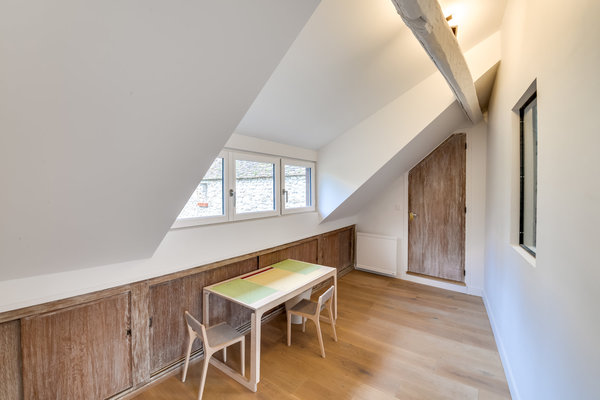 Des rangements ont été pratiqués sous les pentes du toit pour optimiser l’espace et utiliser des espaces perdus. Chantier confié à l’architecte d’intérieur Thibault de Montmarin pour Rencontreunarchi.