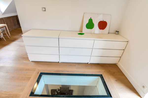 Des puits de lumière ont été pratiqués dans le plancher du second niveau pour améliorer la clarté du rez-de-chaussée. Chantier confié à l’architecte d’intérieur Thibault de Montmarin pour Rencontreunarchi.