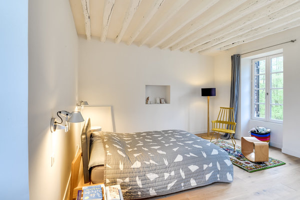 Dans cette ancienne ferme, un autre point faible, le chauffage et l'isolation qui étaient à revoir. La rénovation de 140 000 € a été réalisée sur plusieurs années, toutes les fenêtres ont été remplacées, soit en bois, soit en aluminium. Les sols sont différents en fonction des niveaux d’habitation : au rez-de-chaussée on retrouve de grandes dalles de pierre et à l'étage du parquet chêne. Chantier confié à l’architecte d’intérieur Thibault de Montmarin pour Rencontreunarchi.