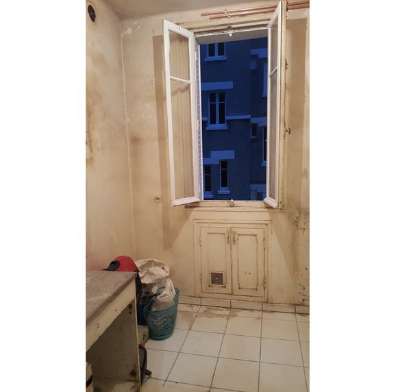 L’ex-cuisine en très mauvais état d’un 3 pièces situé à Bois-Colombes. Chantier confié à l’architecte d’intérieur Thibault de Montmarin pour Rencontreunarchi.