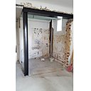 Un mur porteur a été ouvert pour accueillir une verrière en acier pour la future cuisine, ex-salle de bains. La mise en place d’un portique et d’un IPN a été nécessaire. Chantier confié à l’architecte d’intérieur Thibault de Montmarin pour Rencontreunarchi.