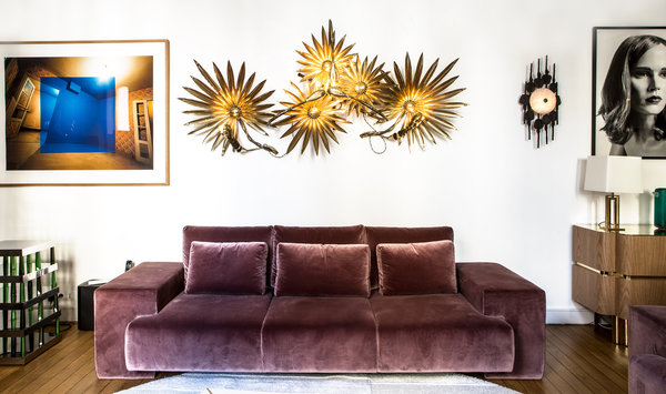 Canapé houssé de velours de coton toucher soie. Tissu collection Saint-Germain, coloris Lie de vin, Créations Métaphores, disponible en 36 couleurs. Modèle 2 ou 3 places, longueur 220 ou 297 cm, profondeur 90 cm. Création Malherbe Edition.