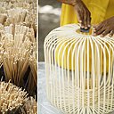 Bien rangées les bâtonnets de bambou seront moulés et cintrés en abat-jour. Plusieurs artisans se succèdent afin de réaliser à la main chaque partie des futures lampes. Les structures en bambou se déclinent en lampes à poser, suspensions ou lampadaires, modèle Bambou light, création Arik Lévy.