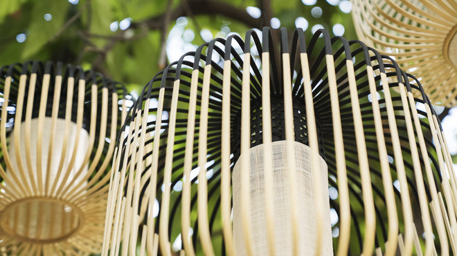 Avec un léger diffusant, les suspensions en bambou sont conçues avec grâce et poésie dans un esprit intemporel.
