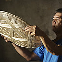 Les cordes, issues de la fibre d’abaca, sont moulées afin de réaliser des suspensions ajourées.