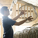 L’abat-jour, tout simple en fil de fer, emprunte les formes des lanternes traditionnelles dans un style plus contemporain.