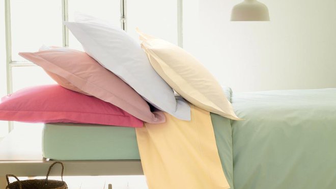 Onze coloris tendres et frais pour changer de taie comme bon vous semble. Collection percale de coton pour la maison, taie d’oreiller finition bourdon, à partir de 26 €, Linvosges.