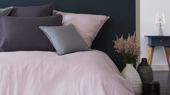 Du lin frais et léger. Parure Songe en pur lin lavé des Flandres, 160 g, housse de couette (220 x 240 cm) 130 €, Carré Blanc.