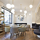 En face des tables, les banquettes gris anthracite dessinent des sortes de cocon. Elles épousent les formes sensuelles de 3 alcôves composant des coins plus intimes. Les murs des 3 niches sont ornées de dessins aux lignes noires très fines, représentant des végétaux, et réalisés par l’artiste Boris Deltchev.